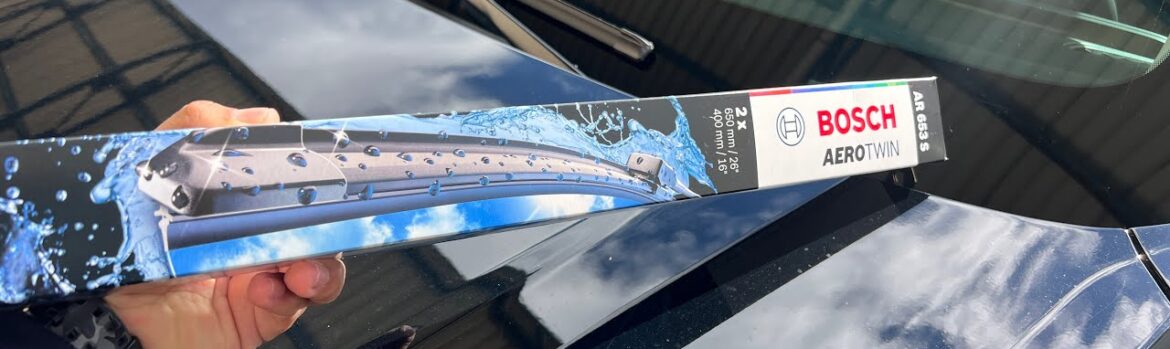 Mecánico cambiando escobillas limpiaparabrisas en Taller Carrión Mataró